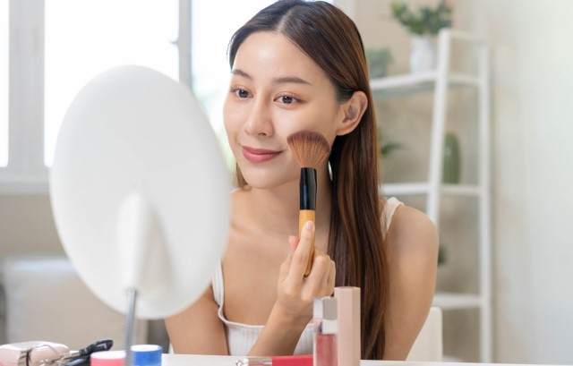 メイクをする女性