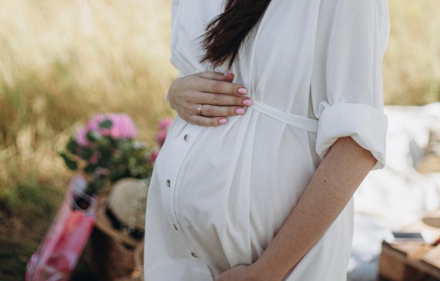 お腹に手を添える妊婦