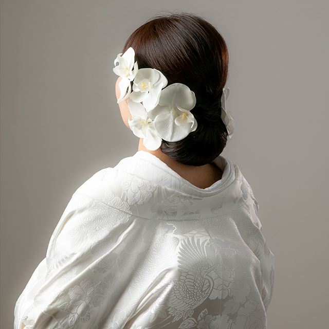 洋髪に生花を飾り付けた白無垢姿の花嫁