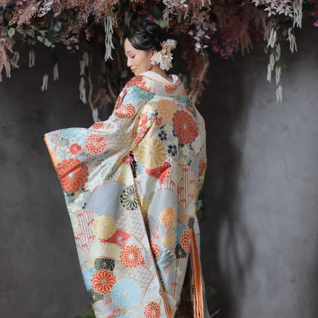 菊花青海紋という模様の色打掛 やや青みのある模様に朱色などの花柄