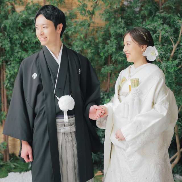 羽織袴姿の新郎と白無垢姿の新婦