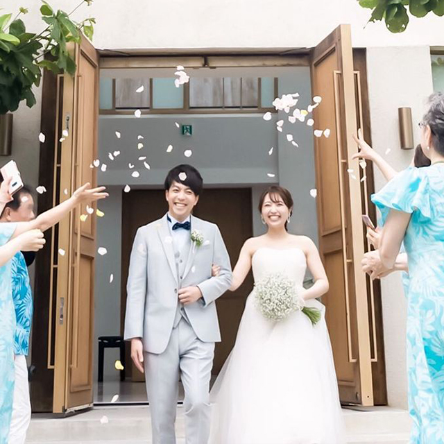 グレーのタキシードを着た新郎とドレス姿の新婦