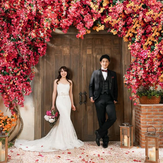 黒いタキシードを着た新郎とドレス姿の新婦