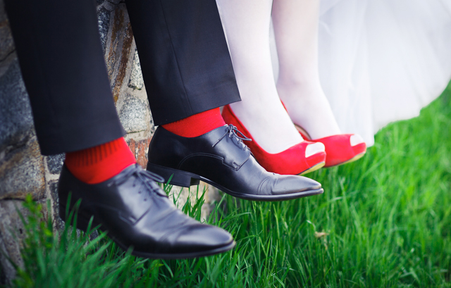 赤い靴下を履いた新郎と赤い靴を履いた新婦
