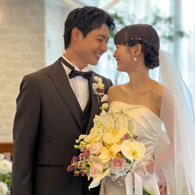 同じ花材で出来たブーケとブートニアの新郎新婦