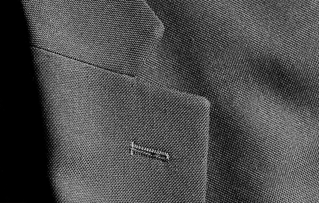 ジャケットの襟部分のボタン穴