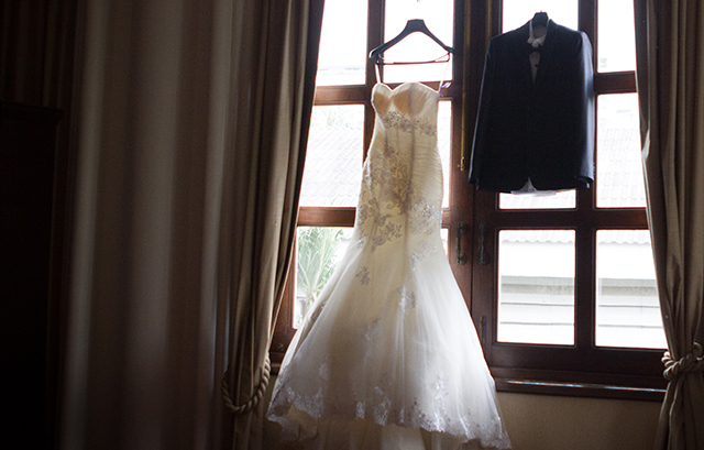 窓際に飾られたウェディングドレスとタキシード
