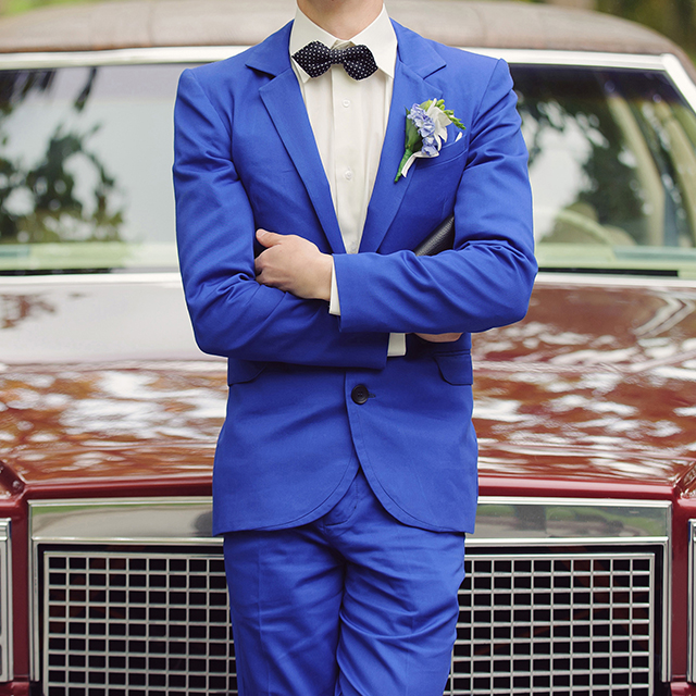 鮮やかな青のスーツ×ドット柄の蝶ネクタイ
