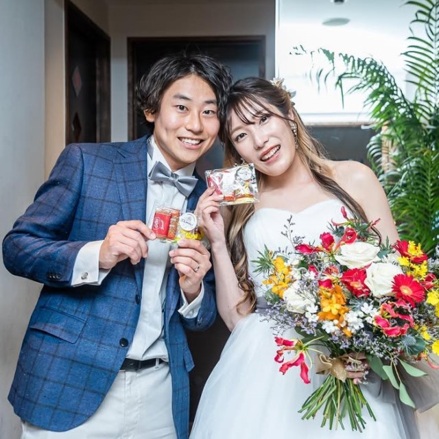 結婚式二次会での新郎新婦のツーショット