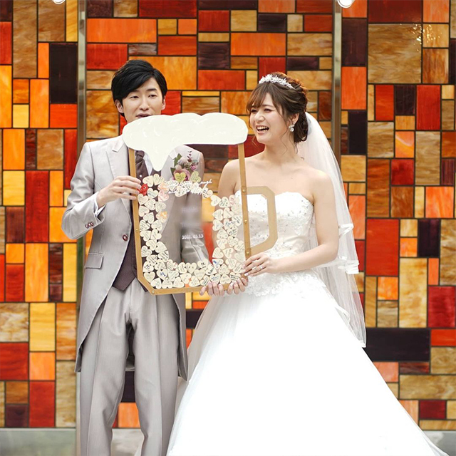 新郎が結婚式に着るタキシードの 色 は 写真付きで着こなしも紹介 結婚ラジオ 結婚スタイルマガジン