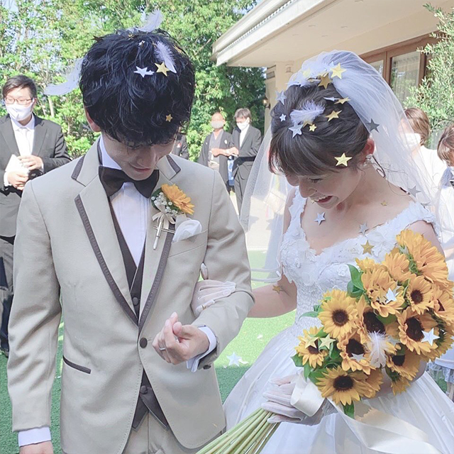 新郎が結婚式に着るタキシードの 色 は 写真付きで着こなしも紹介 結婚ラジオ 結婚スタイルマガジン