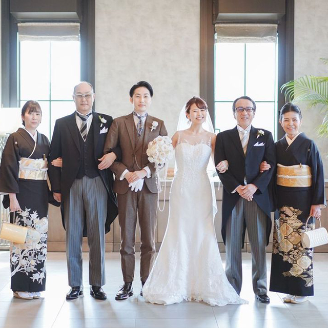 新郎が結婚式に着るタキシードの「色」は？写真付きで着こなしも紹介 ...