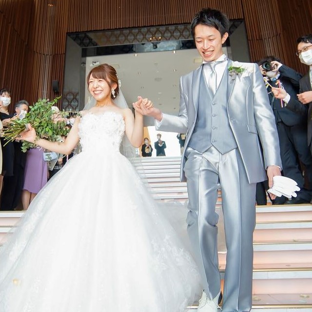 階段を下りる新郎新婦