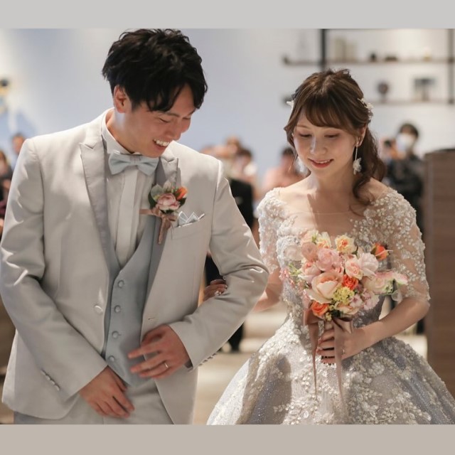 シルバーグレーのタキシードを着た新郎とドレス姿の新婦