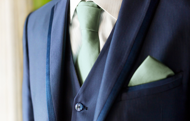 ミントグリーンのネクタイとポケットチーフの着用例