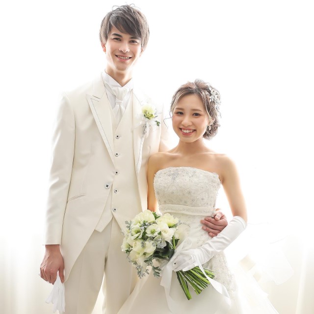 白いタキシードの新郎とドレス姿の新婦