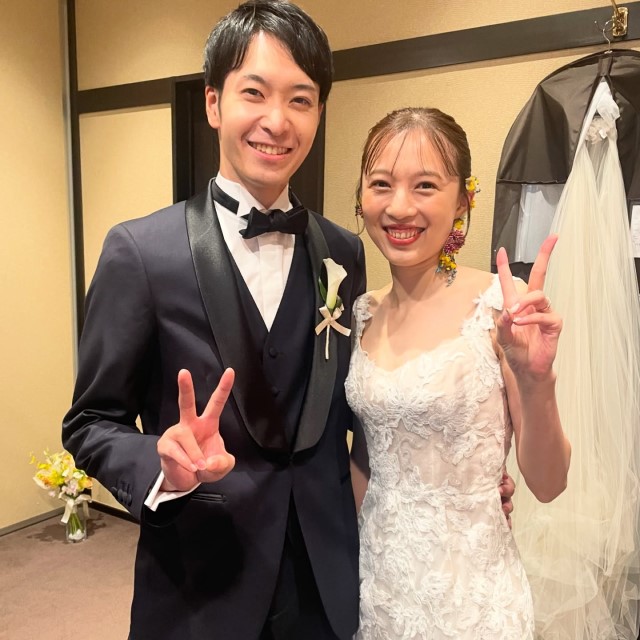 黒いタキシードの新郎とドレス姿の新婦