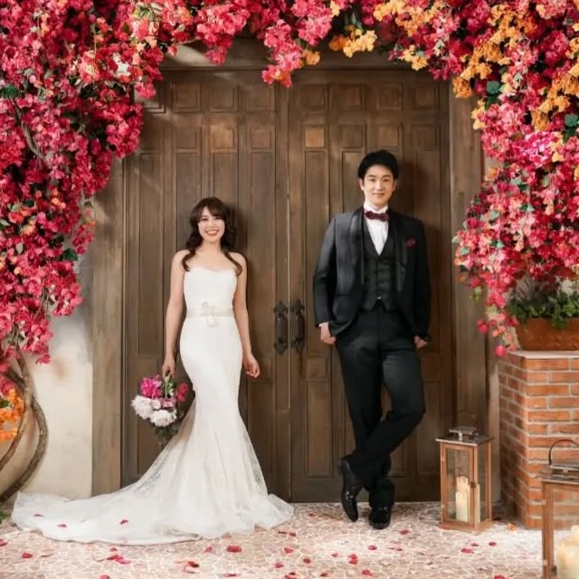 ポーズをとる新郎新婦