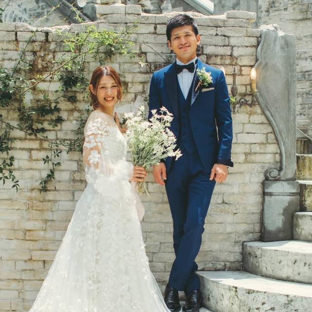 階段でポーズをとる新郎新婦