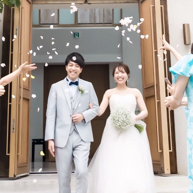 フラワーシャワーを浴びる新郎新婦