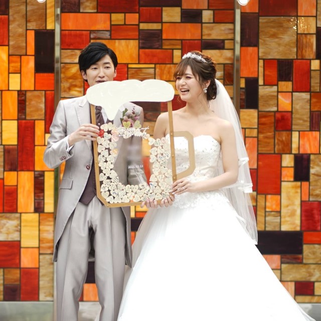 結婚証明書を持った新郎新婦