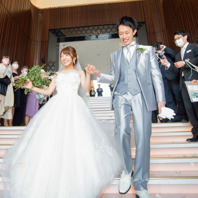 階段を下りる新郎新婦