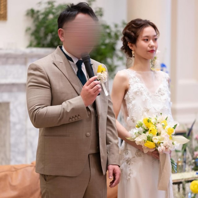 ベージュのタキシードを着た新郎とドレス姿の新婦
