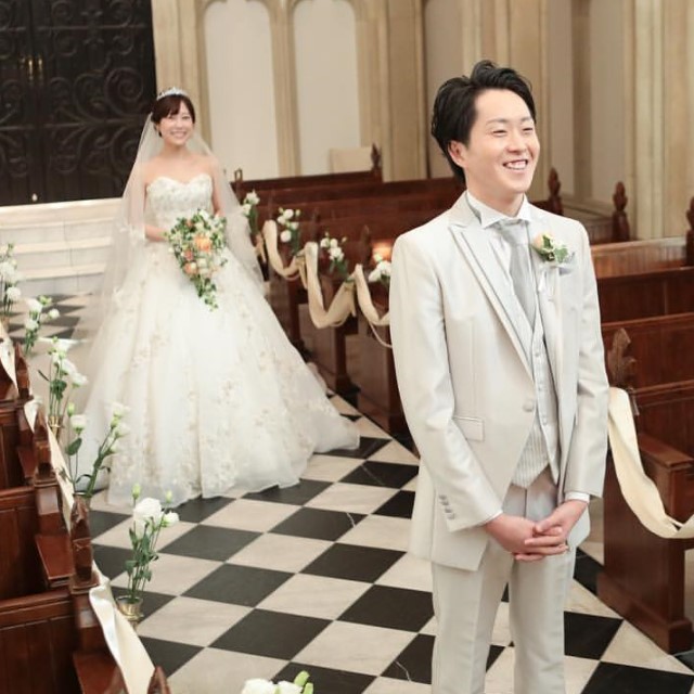ファーストミートをする新郎新婦