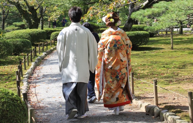 色紋付き羽織袴と色打掛