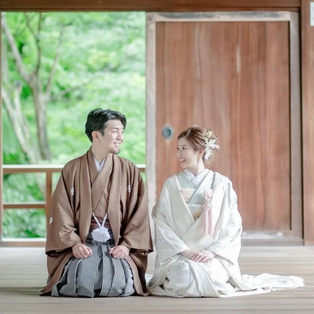 和装の新郎新婦