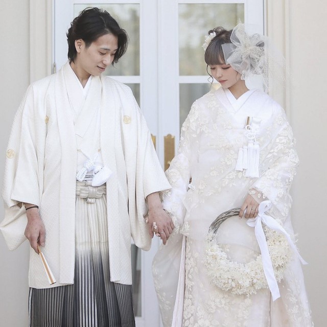 和装の新郎新婦