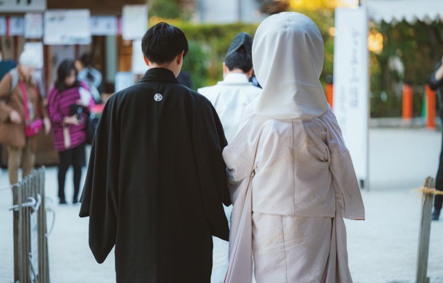 黒五つ紋付羽織袴と白無垢