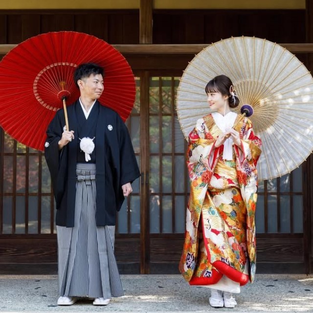 和装の新郎新婦