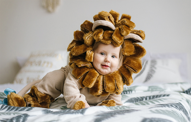 ライオンの格好をした赤ちゃん