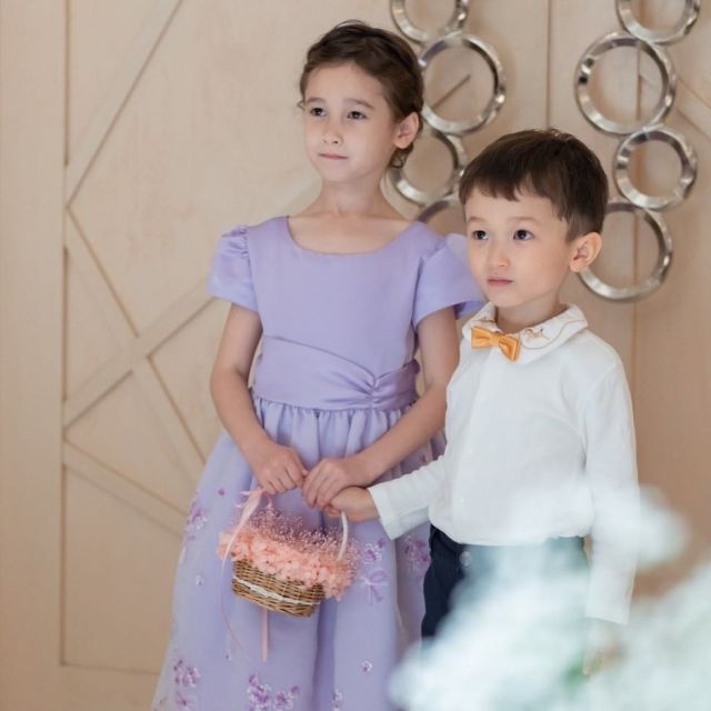 結婚式に出席する子供