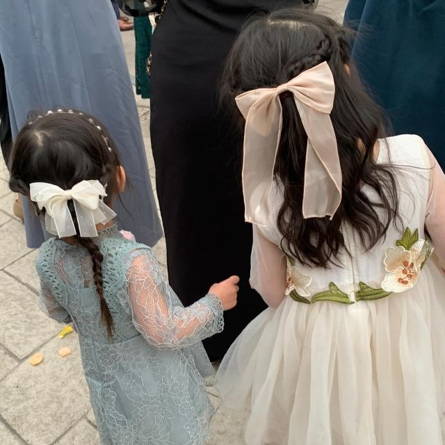 結婚式に出席する子供