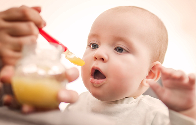 離乳食を食べる赤ちゃん
