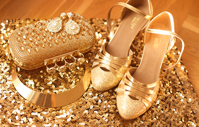 ゴールドのバッグと靴