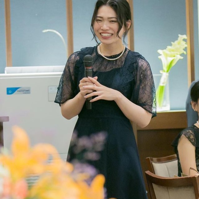 黒ドレスを着たゲスト