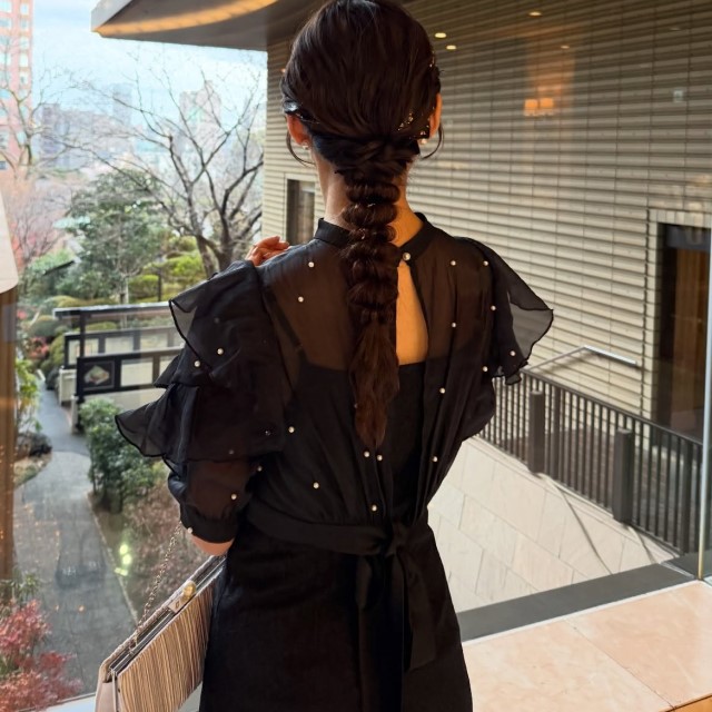フリルがあしらわれた黒ドレス