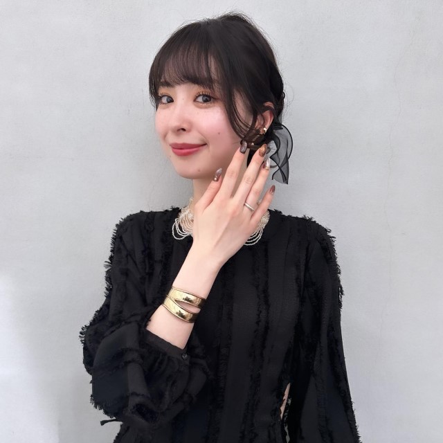 デザイン性のあるアクセサリーをアクセントにしたコーディネート