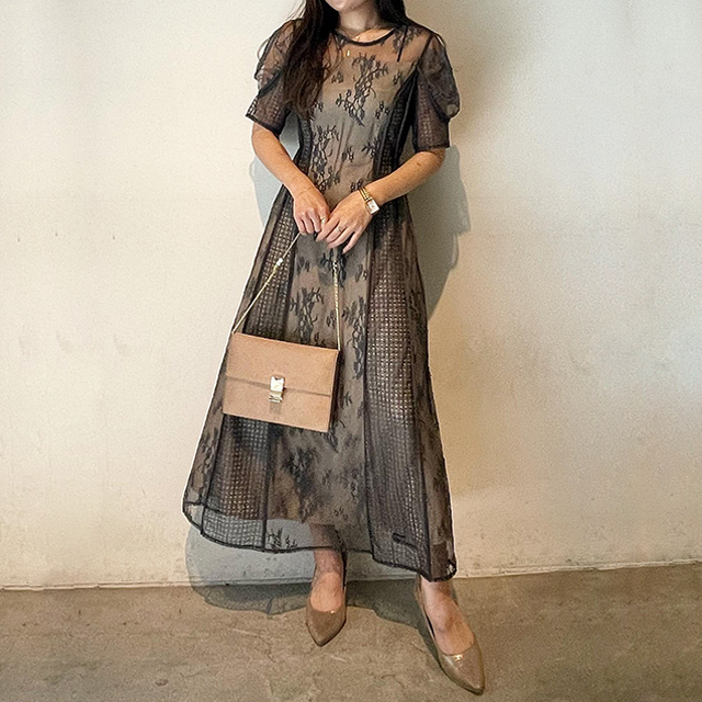 黒ドレスにベージュのバッグを合わせたコーディネート