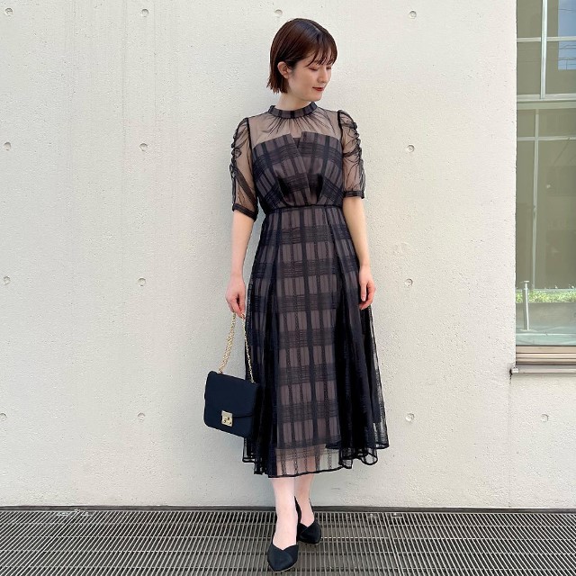 チェック柄の黒ドレスのコーディネート