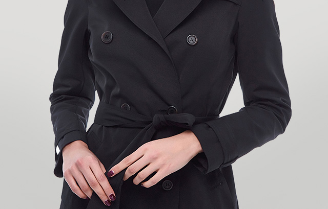 黒いコートを着る女性