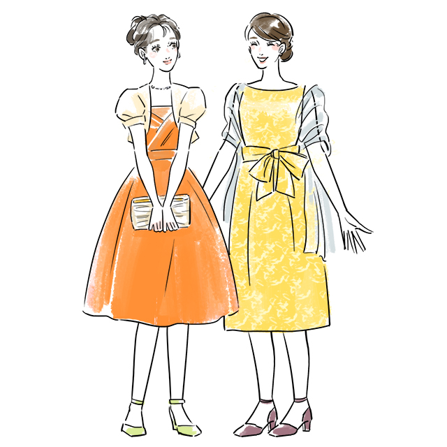 夏の明るいイメージにぴったりなオレンジとイエローのドレスを着た女性たち