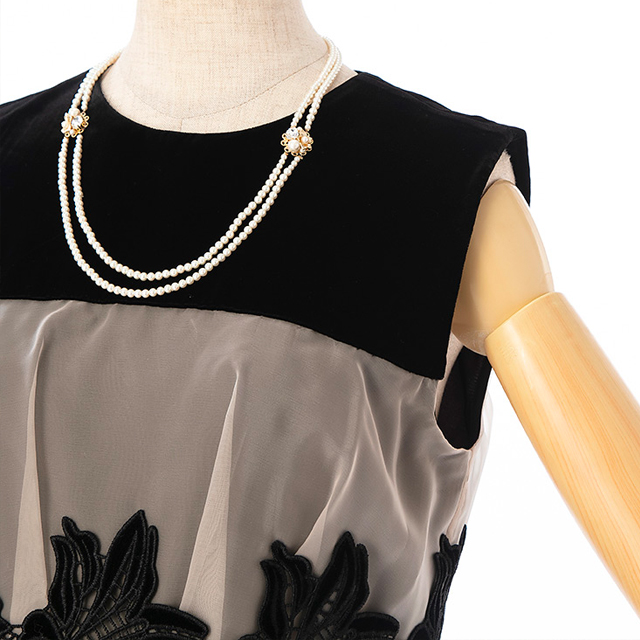 ベロア素材のブラックのノースリーブドレス（胸元アップ）
