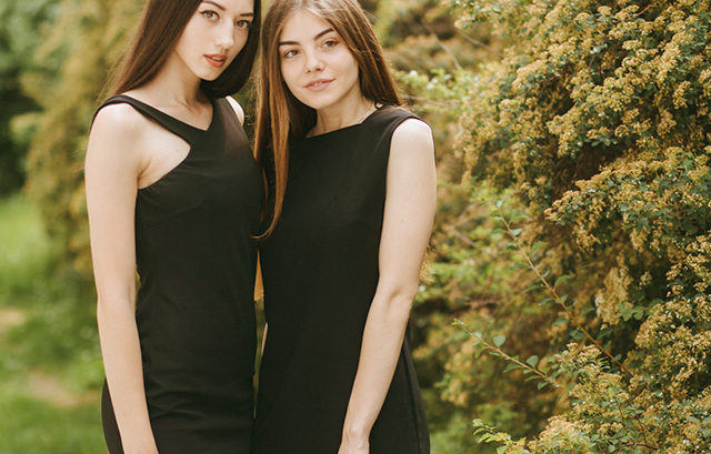 黒のドレスを着た2人の女性