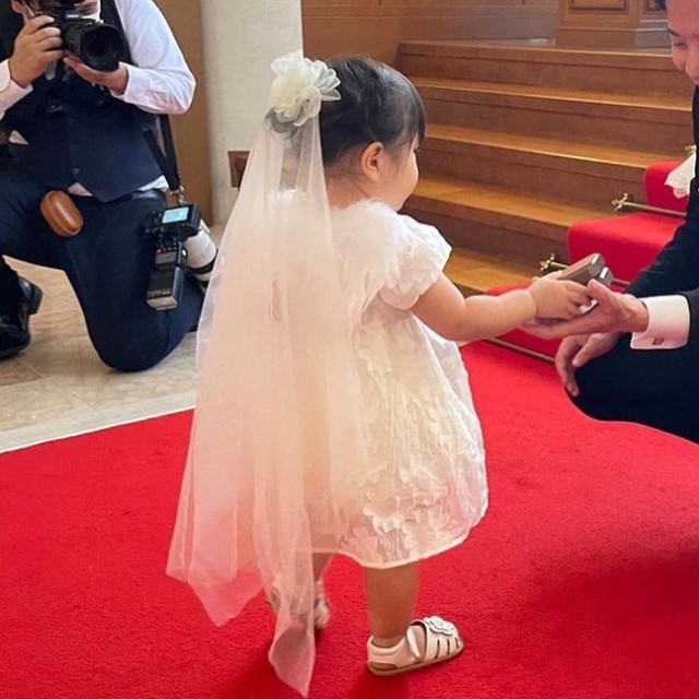 髪の毛を後ろでお団子にして、ベールをつけたリングガール