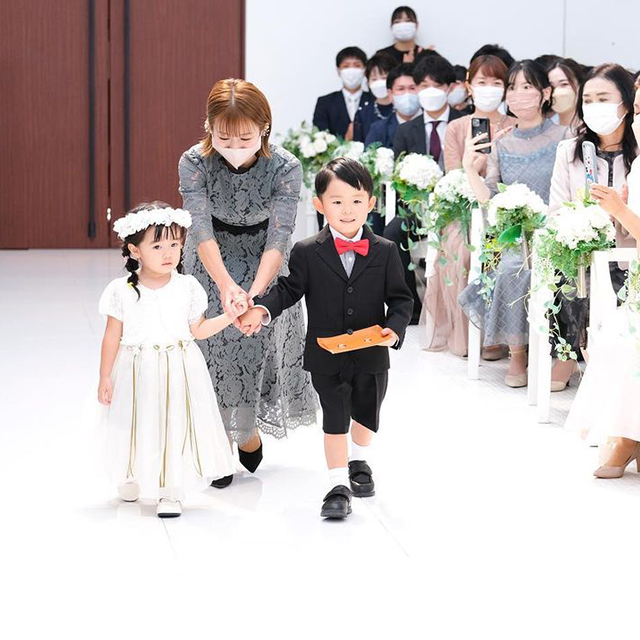 髪の毛をサイドに流したヘアスタイルの男の子