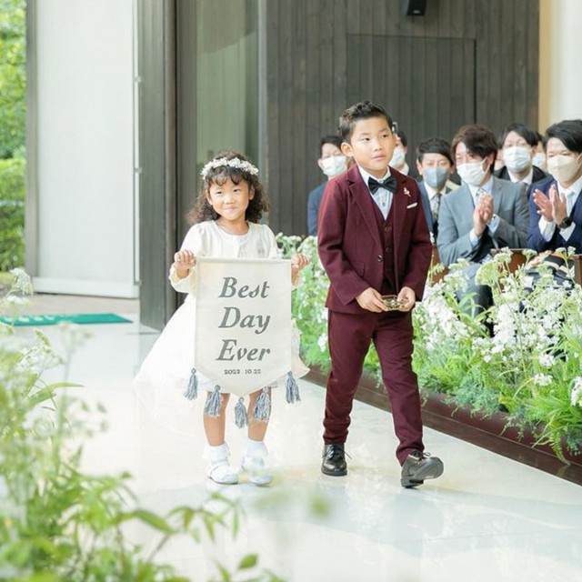 前髪をあげておでこをだしたヘアスタイルの男の子